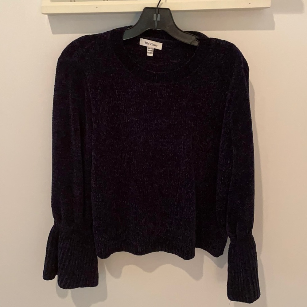 Knit sweater with cinched sleeves. XS/S
